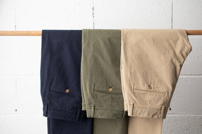 Quelle couleur de pantalon chino choisir entre beige, bleu marine et vert olive?