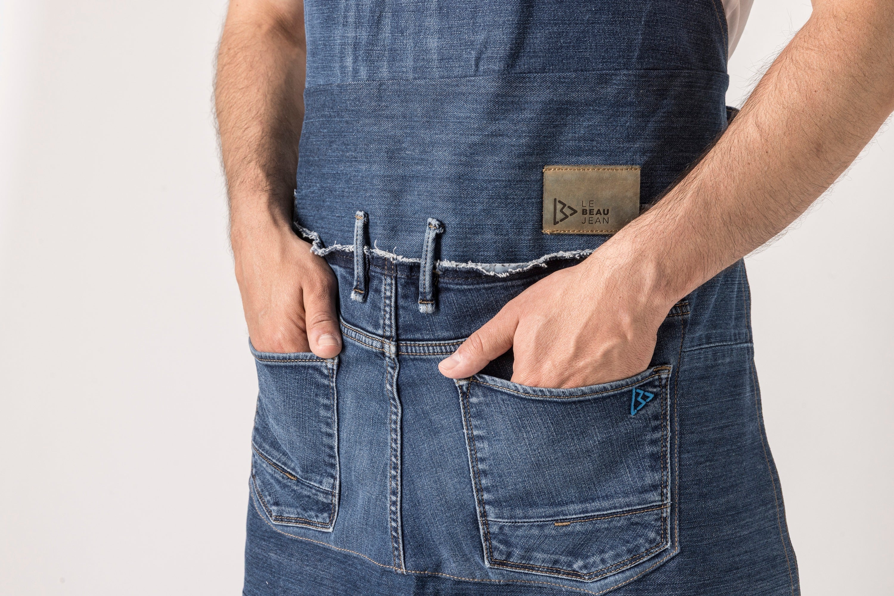 Le tablier en jeans surcyclés: le cadeau responsable et stylé