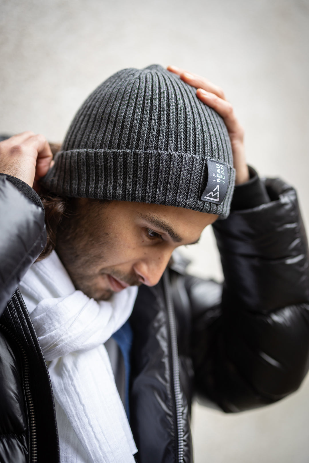 Le Beau Jean - Bonnet en laine gris avec étiquette logo tissée