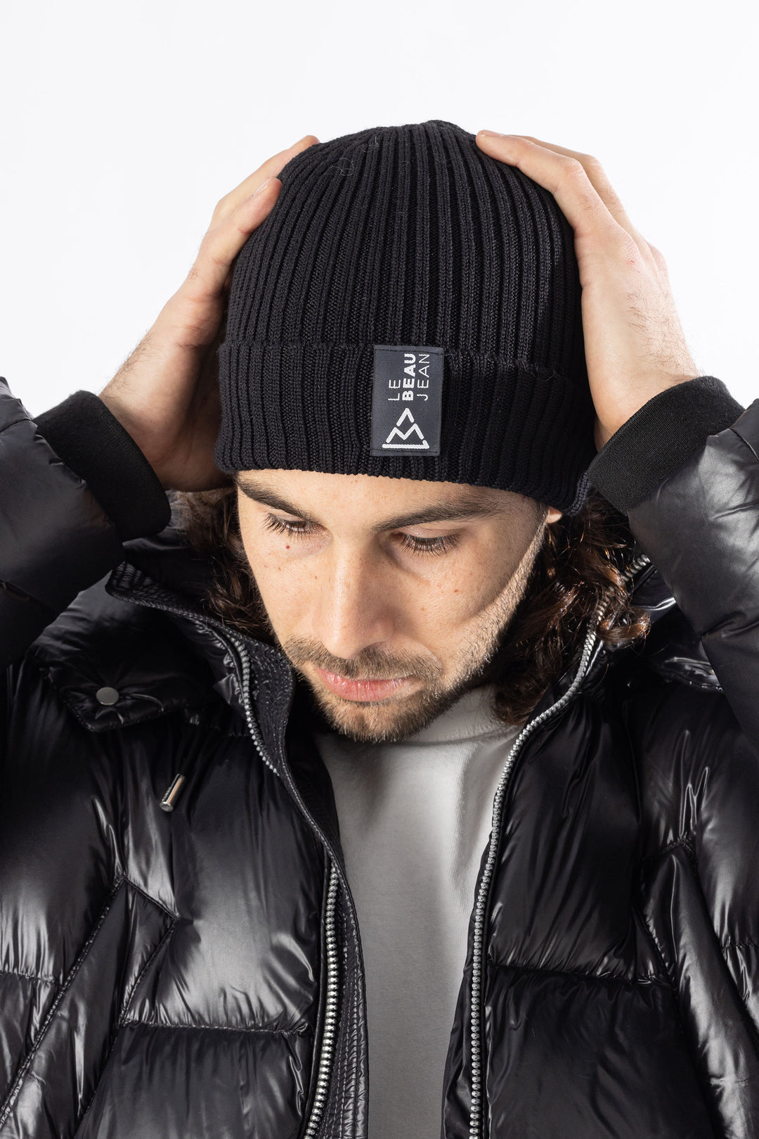 Le Beau Jean - Bonnet en laine noir avec étiquette logo tissée