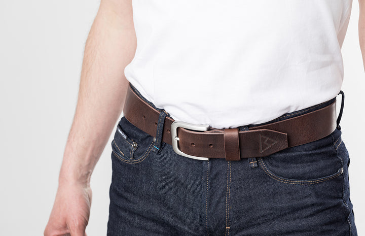 Le Beau Jean - Ceinture en cuir marron riveté à boucle arrondie et logo embossé