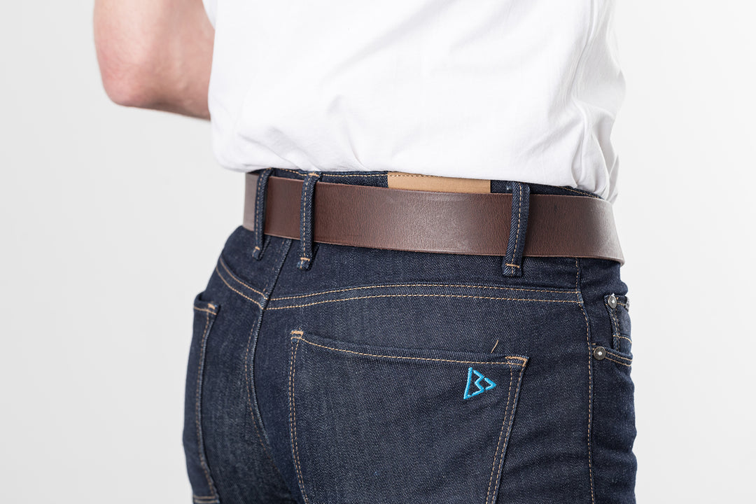 Le Beau Jean - Ceinture en cuir marron riveté à boucle carrée et logo embossé