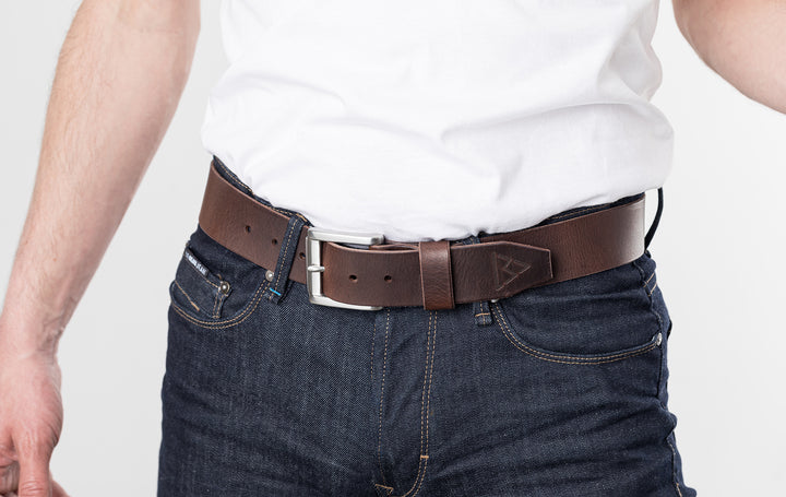 Le Beau Jean - Ceinture en cuir marron riveté à boucle carrée et logo embossé