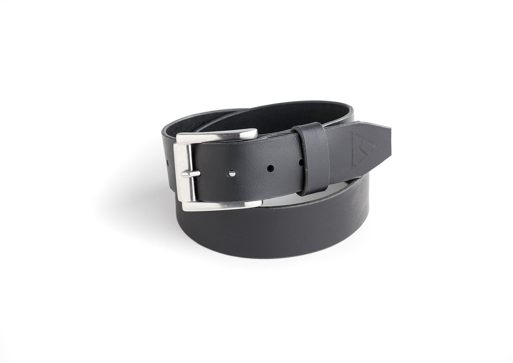 Ceinture homme en cuir noir rivete a boucle carree et logo embosse